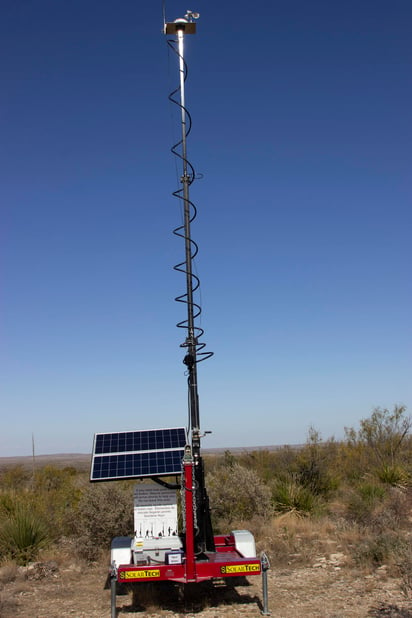 La boya de rescate contiene un botón rojo que permite a alguien en peligro activar una llamada de asistencia médica o rescate mientras proporciona automáticamente su ubicación geográfica.