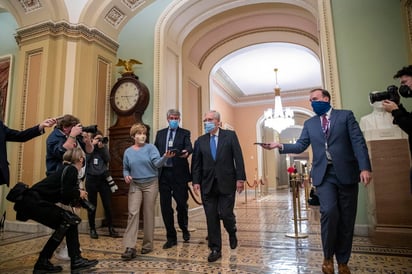 Los principales republicanos en el Capitolio de Estados Unidos trabajaron el martes para mantener bajo control el precio del postergado paquete de ayuda por la pandemia de coronavirus, tratando de prevalecer en una disputa en torno a la ayuda para gobiernos estatales y locales, al tiempo que limitan el costo de los subsidios por desempleo y los pagos directos que buscan los demócratas. (EFE)