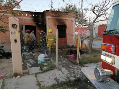 De manera inmediata hasta el lugar se trasladaron las unidades de la dirección de Seguridad y Protección Ciudadana, mismos que encontraron a los vecinos del sector cargando botes llenos con agua. (EL SIGLO DE TORREÓN)