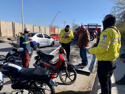 Alrededor de las 10:00 horas pasó por el filtro de revisiones el joven “Martín”, quien se dedica a repartir alimentos en la motocicleta de una empresa particular, pidió omitir sus apellidos por temor a represalias u otras consecuencias, pero pidió a las autoridades mayor “comprensión”.
(ERICK SOTOMAYOR)