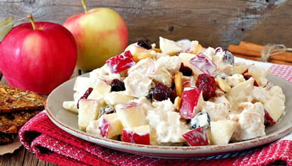 La ensalada de manzana es una de las preparaciones que no pueden faltar en la cena navideña, de hecho no imaginamos qué sería de dicha celebración sin ese platillo. (Especial) 