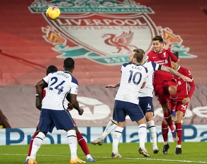 El estadio de Anfield Road volvió a ser testigo de una emocionante victoria de su equipo, con un letal cabezazo de Roberto Firmino cuando el tiempo estaba por expirar, para llevar a su equipo hacia lo más alto. (EFE)