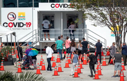 El estado de Florida enfrenta un repunte en los casos diarios confirmados del coronavirus SARS-CoV-2, similar al de mediados de julio, con 13,148 positivos. (ARCHIVO) 