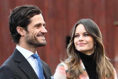 La casa real sueca informó que el príncipe Carl Philip y la princesa Sofía están esperando su tercer hijo. (ARCHIVO)