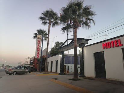 Hombre asalta motel luego de haber llegado como cliente; logró llevarse dinero y una charola de cervezas. (EL SIGLO DE TORREÓN)