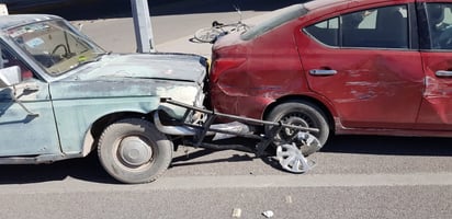 Se suscitó un accidente en el periférico de Lerdo cuando dos unidades ignoraron el semáforo en rojo. (EL SIGLO DE TORREÓN)