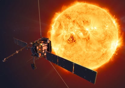 La sonda europea Solar Orbiter sigue su camino hacia el Sol, para lo que estas fiestas realizará su primer sobrevuelo sobre Venus para aprovechar su gravedad, que le permitirá acercarse a nuestra estrella e inclinar su órbita y así poder observarla desde distintas perspectivas. (ARCHIVO) 