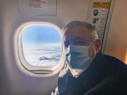 Portando el cubrebocas como exigen las autoridades aeronáuticas del país, el presidente Andrés Manuel López Obrador difundió una fotografía dentro del avión comercial que lo llevó a Villahermosa, Tabasco, desde donde observó el Pico de Orizaba.
(TWITTER)