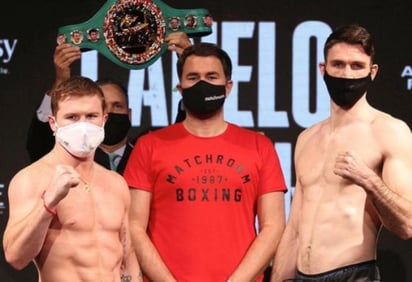 'Canelo', con 53 victorias, 36 por nocaut, solo una derrota y dos empates, compareció de blanco. Subió a la pesa con un calzón de color rojo y después se plantó frente a Smith. (ESPECIAL)
