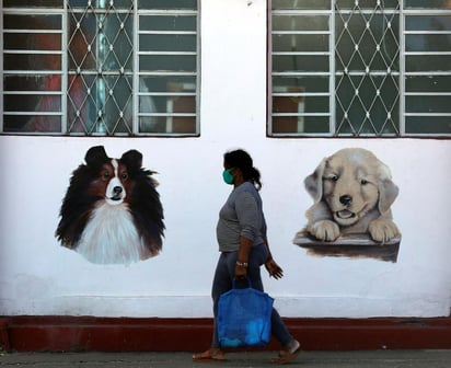 Cuba confirmó este viernes 122 nuevos casos positivos de la COVID-19, la cuarta vez en este mes que el recuento diario sobre la enfermedad supera el centenar, una tendencia al alza marcada por los casos importados tras la reapertura de las fronteras de la isla. (ARCHIVO) 