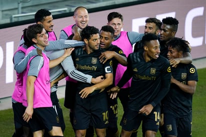 Carlos Vela (10) celebra con sus compañeros tras marcar su segundo tanto, en la victoria del LAFC 3-1 sobre las Águilas del América.