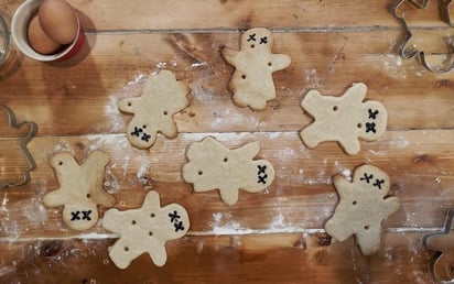 Los padres de uno de los alumnos de la escuela secundaria Marjory Stoneman Douglas de Parkland (Florida, EUA) asesinados en un tiroteo en 2018 entregarán este martes a la Asociación Nacional del Rifle (NRA) galletas de Navidad con forma humana y agujeros que representan balazos. (EFE) 