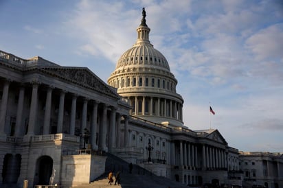 La Cámara de Representantes de Estados Unidos aprobó este lunes un paquete de estímulo por valor de 900,000 millones de dólares para hacer frente a la devastación económica causada por la pandemia de la COVID-19. (ARCHIVO)