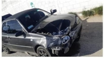 El auto fue localizado por las autoridades en el cruce del bulevar Refugio y bulevar Las Torres, el cual a simple vista presentaba daños en la parte frontal del lado derecho.