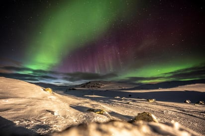 El ojo humano percibe muy poco del movimiento real que tiene una aurora boreal, por eso se aprecian mejor en foto. (ARCHIVO)