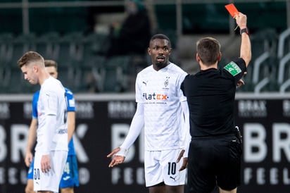 Marcus Thuram fue expulsado por escupir a un rival en el rostro, en el partido del sábado ante el Hoffenheim. (AP)