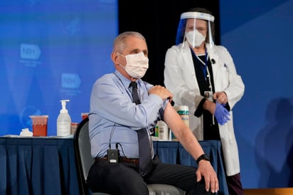 El epidemiólogo jefe de Estados Unidos, Anthony Fauci, y otros líderes sanitarios recibieron este martes la vacuna de Moderna contra el coronavirus en el centro clínico de los Institutos Nacionales de Salud (NIH) en Bethesda, Maryland. (EFE) 
