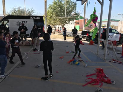 Continúan las actividades de proximidad social por temporada navideña por parte del personal de la Policía Civil de Coahuila, asignado a distintos municipios de la región Laguna. (Especial) 