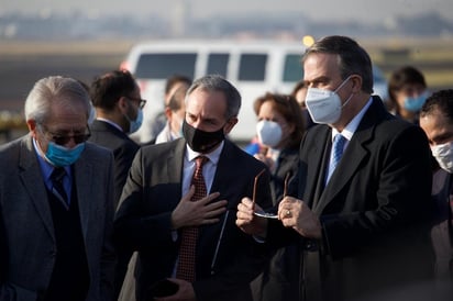 En el Aeropuerto Internacional de la Ciudad de México, minutos después de que aterrizó un avión de la empresa DHL con las vacunas, Marcelo Ebrard y otros funcionarios federales recibieron el primer lote del millón 420 mil 575 vacunas que Pfizer y BioNTech entregarán a México entre hoy y finales de enero.
(EL UNIVERSAL)