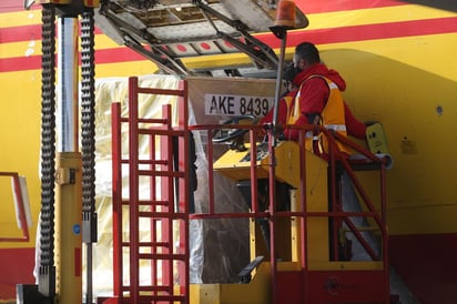 Los insumos salieron de los laboratorios de Pfizer, en Bélgica, desde el día de ayer y apenas hoy llegaron al Aeropuerto Internacional de la Ciudad de México. (Especial) 