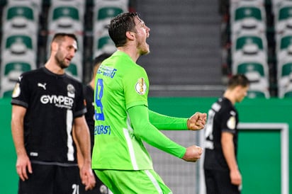 Pese a una alineación mermada, Wolfsburgo alcanzó los octavos de final de la Copa de Alemania el miércoles, con una goleada 4-0 sobre el Sandhausen de la segunda división, después de que el coronavirus y lesiones dejó fuera a 11 jugadores. (ESPECIAL) 
