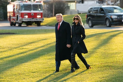 Cientos de simpatizantes del presidente saliente de EUA, Donald Trump, le brindaron una calurosa bienvenida tras su llegada esta miércoles por la tarde a Palm Beach (Florida) para pasar la últimas Navidades de su Presidencia en su club privado de Mar-a-Lago, informaron los medios. (ESPECIAL) 
