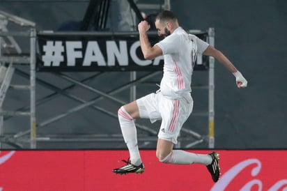 Karim Benzema marcó el segundo gol del Madrid en la victoria 2-0 sobre el Granada. (EFE)