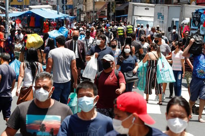 Miles de personas se apiñaron este jueves en las zonas comerciales de Sao Paulo, la ciudad más afectada por el coronavirus en Brasil, en momentos en que la pandemia acelera en el país, que está al borde de superar los 190,000 muertos. (ARCHIVO) 