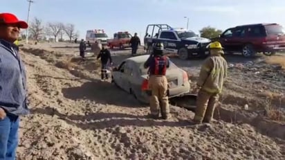 Una familia originaria de Ciudad Acuña, sufrió una volcadura en el Libramiento del municipio de San Pedro (EL SIGLO DE TORREÓN) 