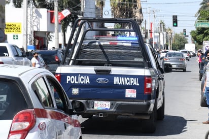 Los policías municipales fueron los primeros respondientes y el joven les relató que tres sujetos, uno de ellos con un arma de fuego, lo despojó de la motocicleta.