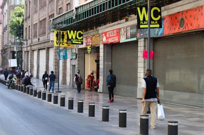 'Fue muy tardado', consideró sobre el cierre el pastelero Carlos Castro, desde la puerta de su negocio del centro histórico de Ciudad de México.
(EFE)