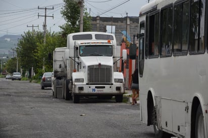 La Diección de Transporte y Vialidad en Monclova a través de operativos retiró de los sectores habitacionales de la ciudad los camiones de carga tipo quinta rueda para evitar fatales accidentes. (SERGIO A. RODRÍGUEZ)