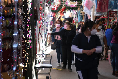 Los vendedores del Mercadito Navideño tuvieron que adecuar sus locales y solo se permitió la operación al 50 por ciento de ellos.