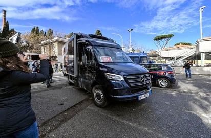 Las dosis destinadas a Roma permanecerán en este hospital donde se realizarán las primeras vacunas simbólicas de toda Italia a empleados de este centro.
(EFE)