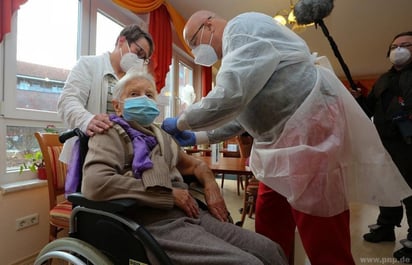 Edith Kwoizalla, de un asilo de Halberstadt (este del país) recibió su primera dosis de la vacuna desarrollada por la farmacéutica alemana BioNTech y su socio estadounidense Pfizer.
(AP)