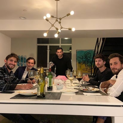 En familia. La familia Zurita se reunió para cenar en Nochebuena.