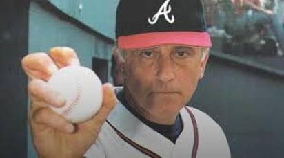 Phil Niekro, pelotero de Salón de la Fama que lanzó casi hasta los 50 años con un lanzamiento de nudillos que confundió a los bateadores de Grandes Ligas por más de dos décadas, en su mayoría con los Bravos de Atlanta, murió luego de una larga batalla contra el cáncer, anunció el equipo el domingo. Tenía 81 años. (Especial) 