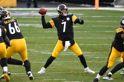 El veterano mariscal de campo Ben Roethlisberger superó un malestar que le aquejó durante un mes, lanzó para 342 yardas y 3 touchdowns en la segunda mitad del partido y los Steelers de Pittsburgh aseguraron el título de su división al superar por 28-24 a los Colts de Indianápolis. (AGENCIAS) 
