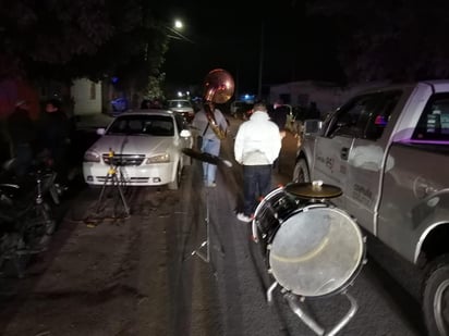 En una de las celebraciones se contrató a un grupo de música en vivo y se contaba con la presencia de casi 100 asistentes. (CORTESÍA)