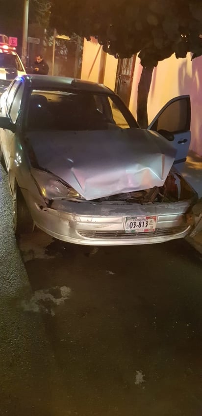 Un automovilista chocó una unidad estacionada para luego huir de la escena. (EL SIGLO DE TORREÓN)