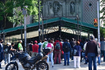 La policía local retiró a un centenar de feligreses que acudieron como cada 28 de diciembre a la iglesia de San Hipólito en la colonia Guerrero. (ARCHIVO)