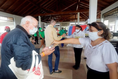 Cuba sumó este lunes 229 nuevos contagios de COVID-19, cifra que establece un nuevo récord diario en positivos tras los 217 alcanzados el pasado día 24 y que coincide con el anuncio oficial de nuevas medidas para controlar el incremento de los casos importados en las últimas semanas. (ARCHIVO) 
