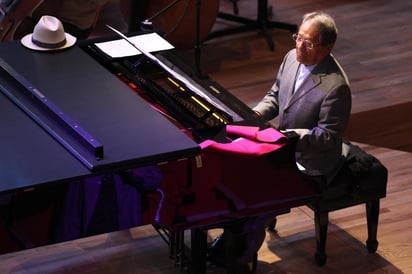 'Esta tarde vi llover, vi gente correr y no estabas tú', inicia la canción 'Esta tarde vi llover', composición con la cual diversas personas dijeron adiós al compositor Armando Manzanero, quien falleció hoy lunes a los 85 años tras un paro cardíaco mientras estaba hospitalizado por COVID-19. (EL UNIVERSAL)