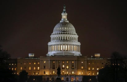 Después de cinco días negándose a hacerlo, Trump finalmente ratificó un proyecto de ley. (ARCHIVO) 