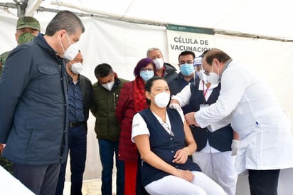 Erika Trinidad Escobedo Torres, jefa de Enfermería en el Hospital General de Saltillo, fue la primera en ser vacunada contra COVID.