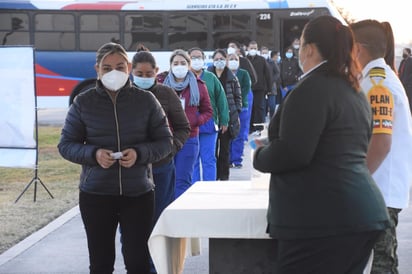 Son dos mil 75 los trabajadores de los diferentes hospitales, clínicas y centros médicos públicos y particulares que serán inmunizados en esta primera etapa.(EL SIGLO COAHUILA)