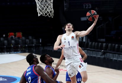 El Real Madrid se impuso en Estambul al Anadolu Efes turco (65-73) sacando fuerzas de flaqueza tras la derrota en el 'Clásico' contra el Barcelona y la falta de efectivos en su juego interior, para derrotar a un conjunto otomano que pagó cara su obcecación con el lanzamiento de tres (7 de 31). (AGENCIAS)