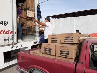 La entrega de las cajas de despensas está completamente documentada en videos y fotografías.