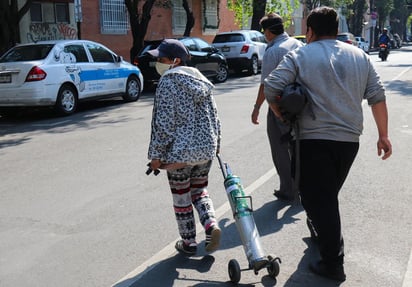 Cabe mencionar que en marzo de este 2020, el precio de un tanque de oxígeno grande en una sucursal de Marina Nacional estaba en 3 mil pesos, ahora en diciembre de este año el tubo mediano cuesta 6 mil pesos.
(ARCHIVO)