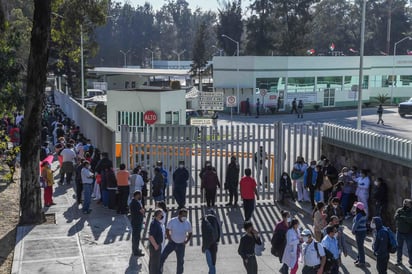 A menos de una semana de haber iniciado el plan de vacunación, enfermeros del Belisario Domínguez, que están en la primera línea de atención contra el COVID-19, acusaron este miércoles que llevan más de 10 horas formados frente al Hospital Militar de Zona El Vergel, ubicado en Periférico Oriente, para recibir la vacuna contra esta enfermedad. (EL UNIVERSAL)